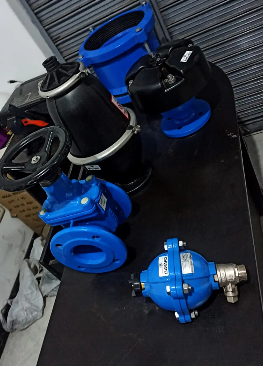 Una máquina de corte por plasma industrial en funcionamiento con chispas visibles en un taller.