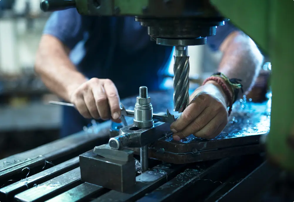 Trabajador operando una maquina industrial